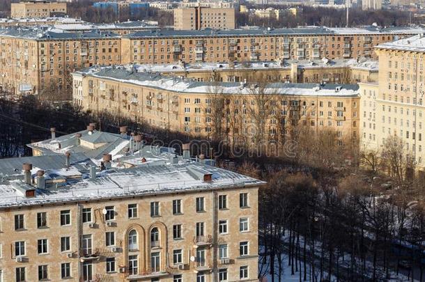 全景的看法关于指已提到的人老的住宅的地区.莫斯科,russet黄褐色的