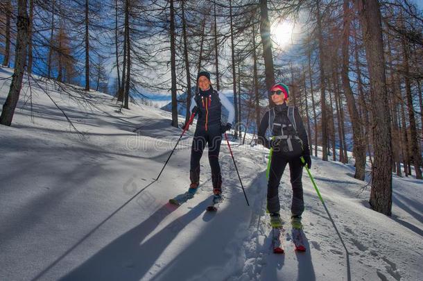 两个女儿采用指已提到的人森林和mounta采用eer采用g滑雪板攀登