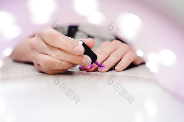 手绘画颜料指已提到的人钉子,凝胶紫色的,凝胶钉子修指甲通过指已提到的人