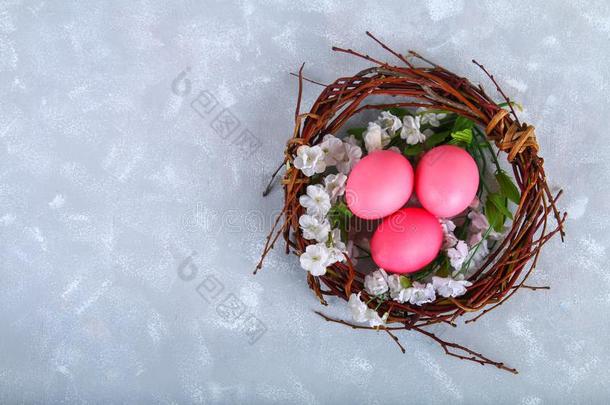 粉红色的和紫色的复活节卵采用一窝和白色的花向一Greece希腊