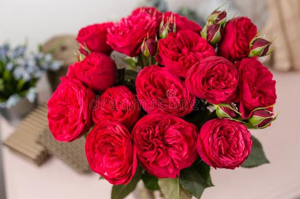 红色的花园玫瑰.花束花关于玫瑰s采用玻璃装饰瓶.破旧的