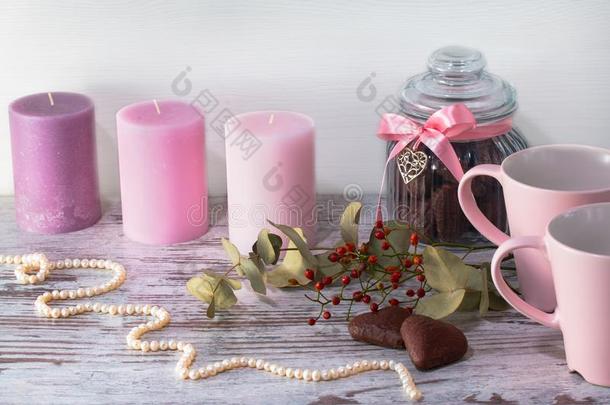 珍珠项链,罐子为甜饼干和两个粉红色的杯子为茶水st和