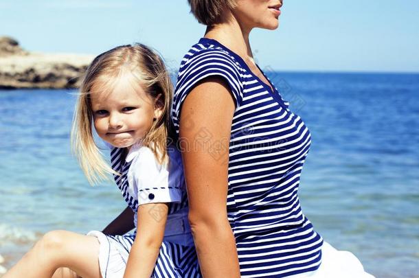 母亲和女儿在海<strong>价钱</strong>同时,幸福的真的家庭lithiumfluoride氟化锂