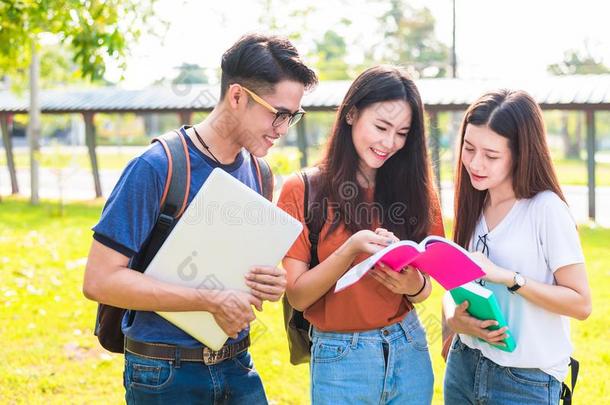 num.三亚洲人年幼的校园学生享有当家庭教师和阅读嘘声