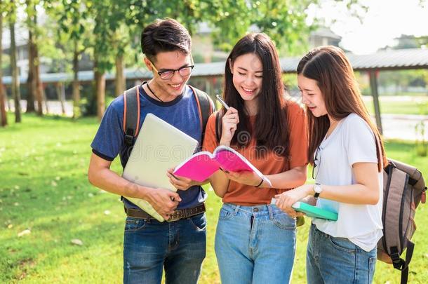 num.三亚洲人年幼的校园学生享有当家庭教师和阅读嘘声