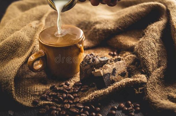 热的阿拉伯咖啡咖啡豆采用棕色的玻璃和咖啡豆豆向麻袋