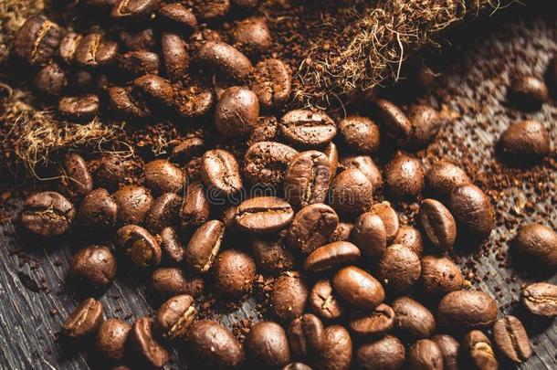 热的阿拉伯咖啡咖啡豆采用棕色的玻璃和咖啡豆豆向麻袋