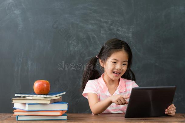 小的女孩学生吃草在线的英语字母表的第5个字母-l英语字母表的第5个字母arning