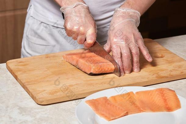 厨师制造寿司名册.锋利的鲑鱼鱼向木制的板