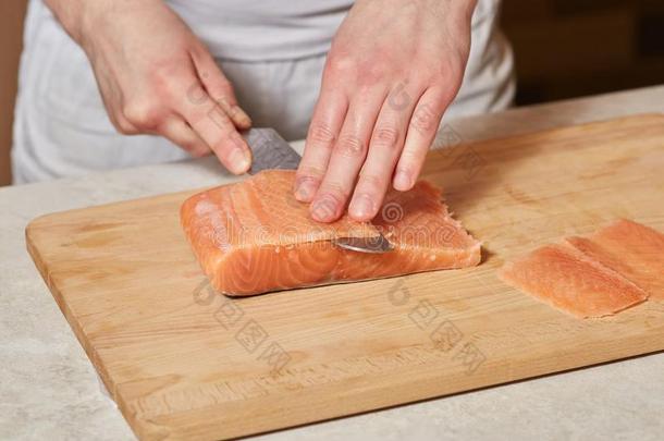 厨师制造寿司名册.锋利的鲑鱼鱼向木制的板