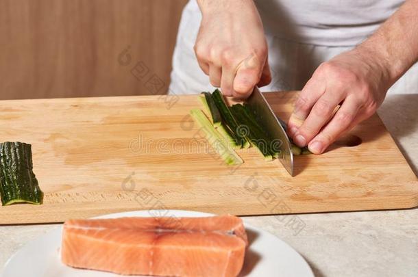 厨师制造寿司名册.锋利的黄瓜和鲑鱼鱼