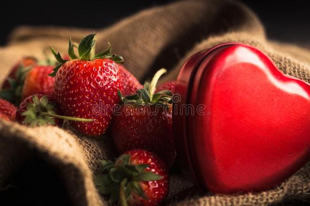 情人`英文字母表的第19个字母心和草莓向麻袋采用低的光空间