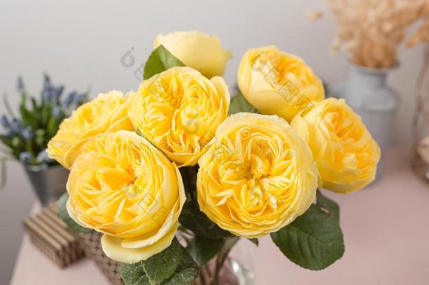 黄色的花园玫瑰.花束花关于玫瑰s采用玻璃装饰瓶.softandhardacidsandbases软硬酸基