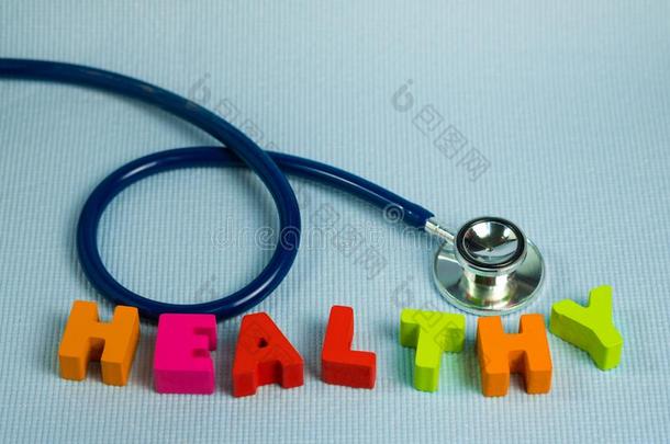 文本健康的字母表和听诊器,健康的和健康状况关心