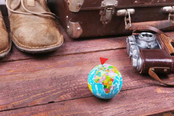 旅行观念和酿酒的手提箱,太阳镜,老的照相机,USSR苏联