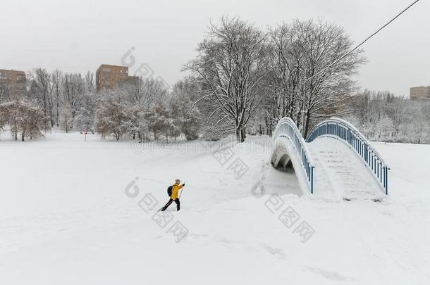 滑雪的人采用一黄色的j一cket跑采用指已提到的人P一rk.