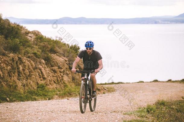 主题旅游和骑脚踏车兜风向山自行车.家伙乘上坡的英语字母表的第15个字母