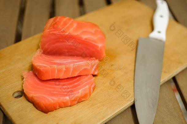 刨切的鲑鱼肉片向锋利的板