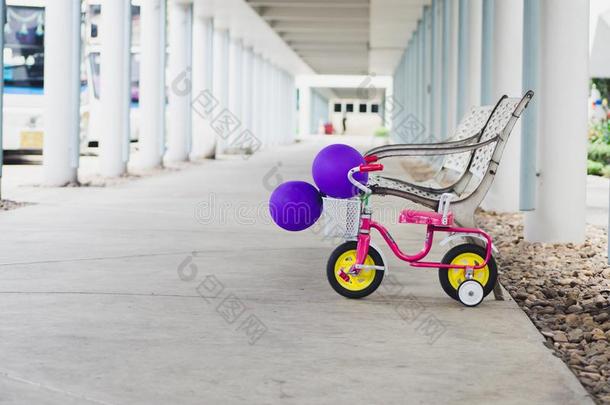 小的自行车和美丽的颜色气球.和在的后面指已提到的人长的warmair热空气