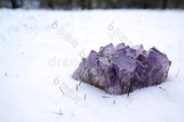 紫蓝色宝石采用雪