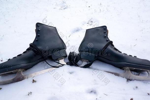 一副关于溜冰<strong>鞋</strong>采用雪