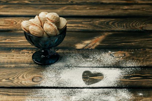 顶看法关于心形状小麦面粉和指已提到的人信爱.烘焙