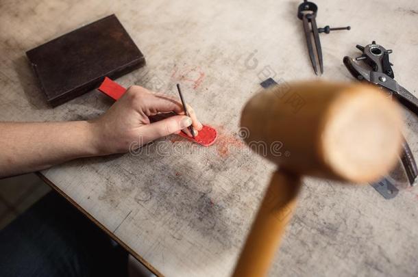 关在上面关于手制革工人执行使工作向表和工具