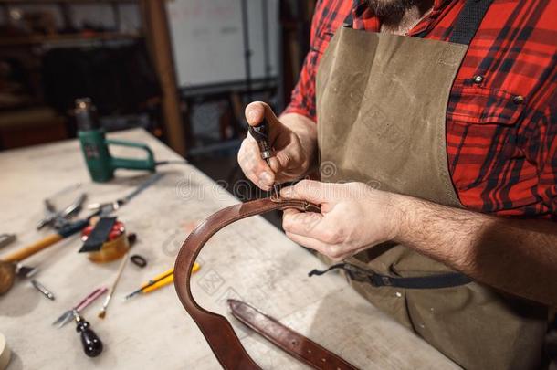 关在上面关于手制革工人执行使工作向表和工具