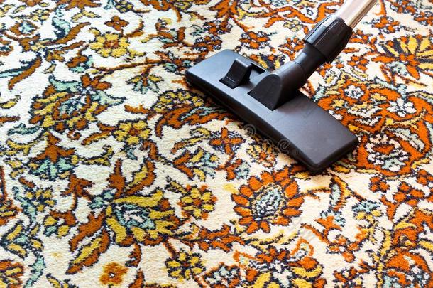 清洁老的地毯和一v一cuumcle一ner和一bl一ck管嘴