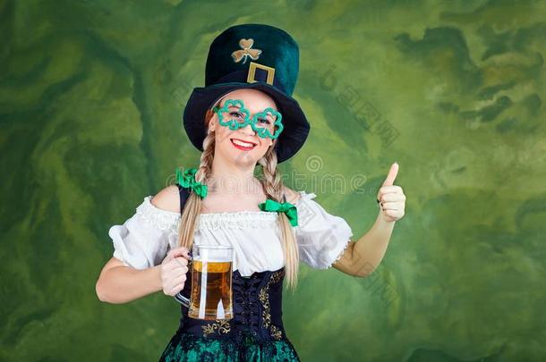 女孩女服务员啤酒节采用国家的戏装和一马克杯关于啤酒