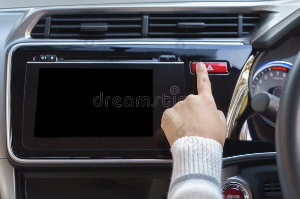 女人手指紧迫的紧急情况按钮向汽车仪表板.