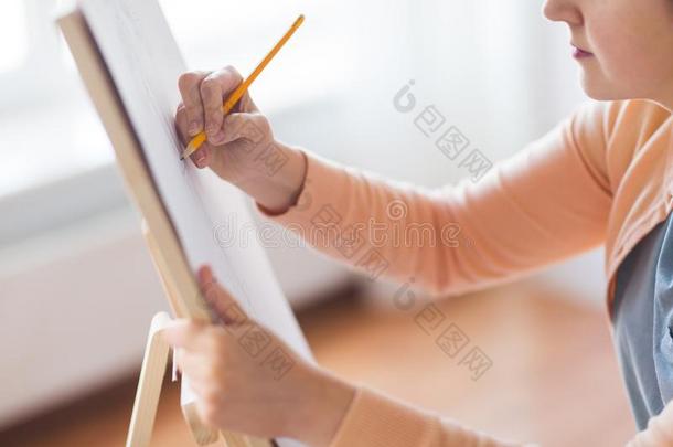 艺术家和铅笔绘画照片在艺术工作室