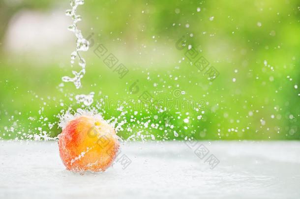 使溅起水和桃子向