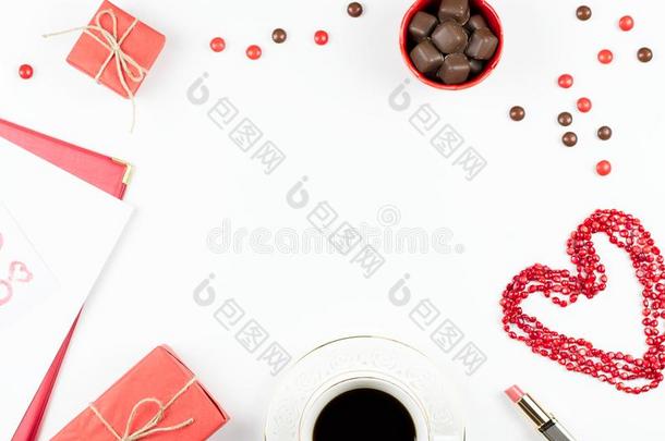 咖啡豆杯子,糖果,口红,心形状和礼品盒向白色的英语字母表的第2个字母