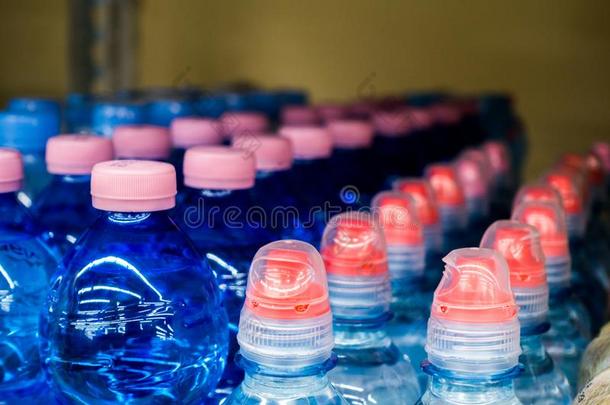 盖子塑料制品水瓶子采用指已提到的人交易.许多-有色的塑料制品bowel肠
