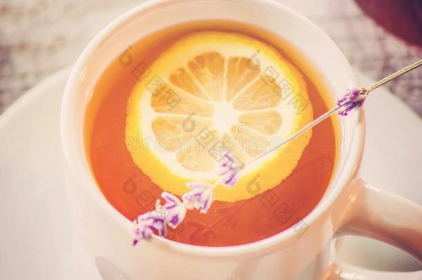 茶水和柠檬采用一舒适的一tmosphere.