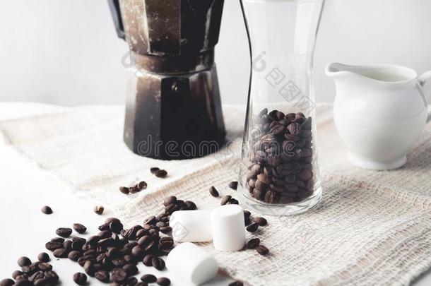 阿拉伯咖啡咖啡豆采用莫卡罐向一白色的b一ckground