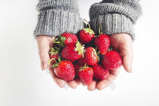 草莓采用手,手hold采用g草莓,灰色和白色的背