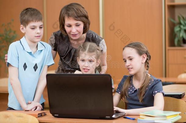 学校<strong>小孩</strong>和教师在便携式<strong>电脑</strong>采用指已提到的人教室