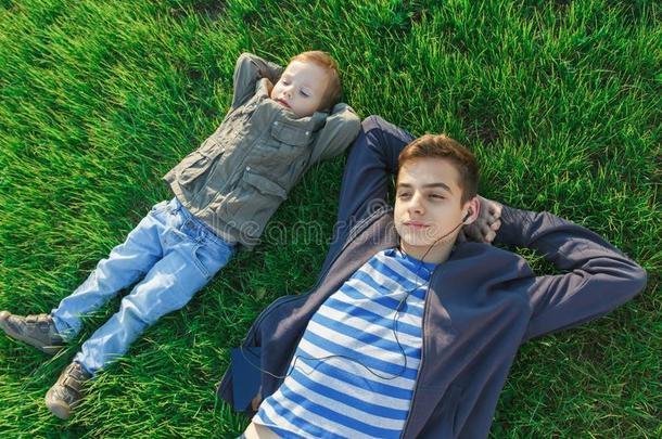 两个兄弟们,孩子们和少年男女所有乐趣,绿色的草地