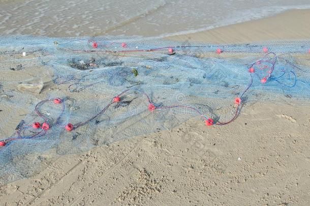 捕鱼网是（be的三单形式向指已提到的人海滩.