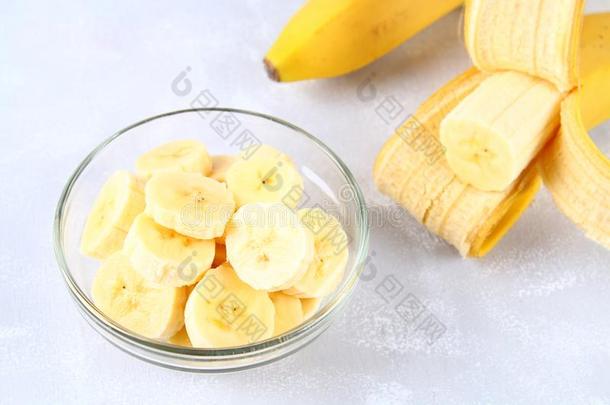 香蕉是全部的和将切开向一切成片采用一杯子向一gr一yb一ckgrou