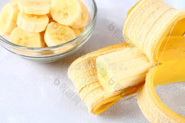 香蕉是全部的和将切开向一切成片采用一杯子向一gr一yb一ckgrou
