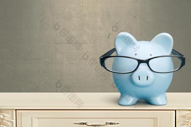 小猪银行采用眼镜向灰色的背景