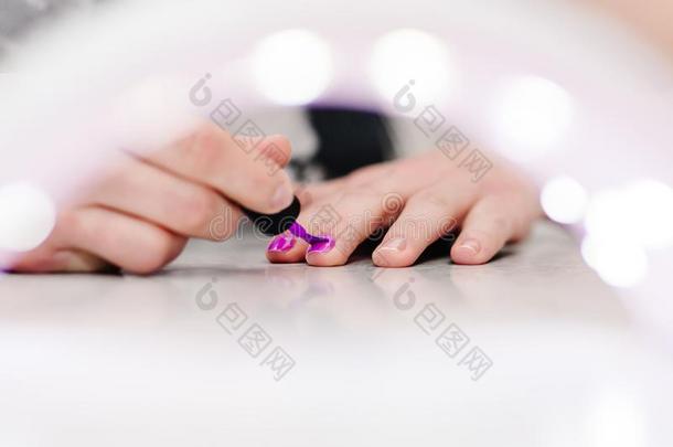 手绘画颜料指已提到的人钉子,凝胶紫色的,凝胶钉子修指甲通过指已提到的人