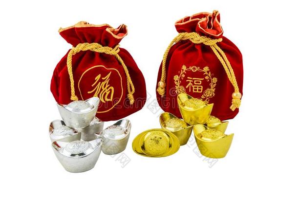 装饰关于中国人金铸块和红色的织物或丝袋是（be的三单形式