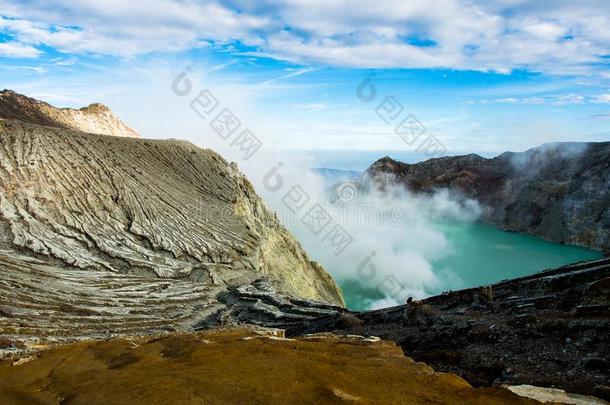 看法从伊根火山口,硫磺烟气在卡瓦伊根,<strong>人声</strong>采用indication指示