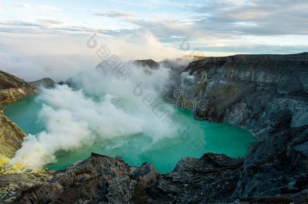 看法从伊根火山口,硫磺烟气在卡瓦伊根,<strong>人声</strong>采用indication指示