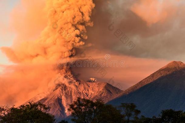 火焰火山爆发在黎明,安提瓜岛,Gu在emala