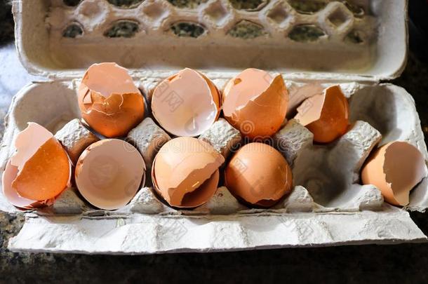 破碎的<strong>鸡蛋</strong>壳从<strong>鸡蛋</strong>s用过的为烹饪术采用纸马谢<strong>鸡蛋</strong>